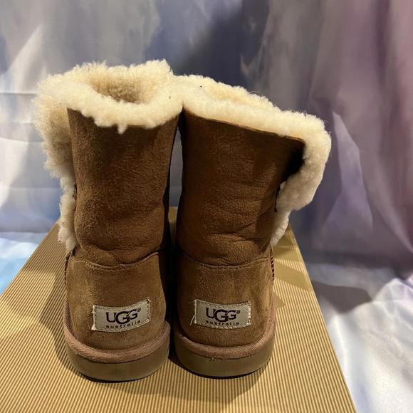 UGG Kids Bailey Button Chestnut Boots - Picture 7 of 10